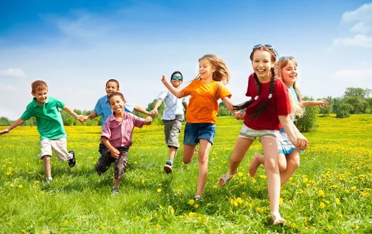 Traditional Garden Games to Play With Your Children This Summer